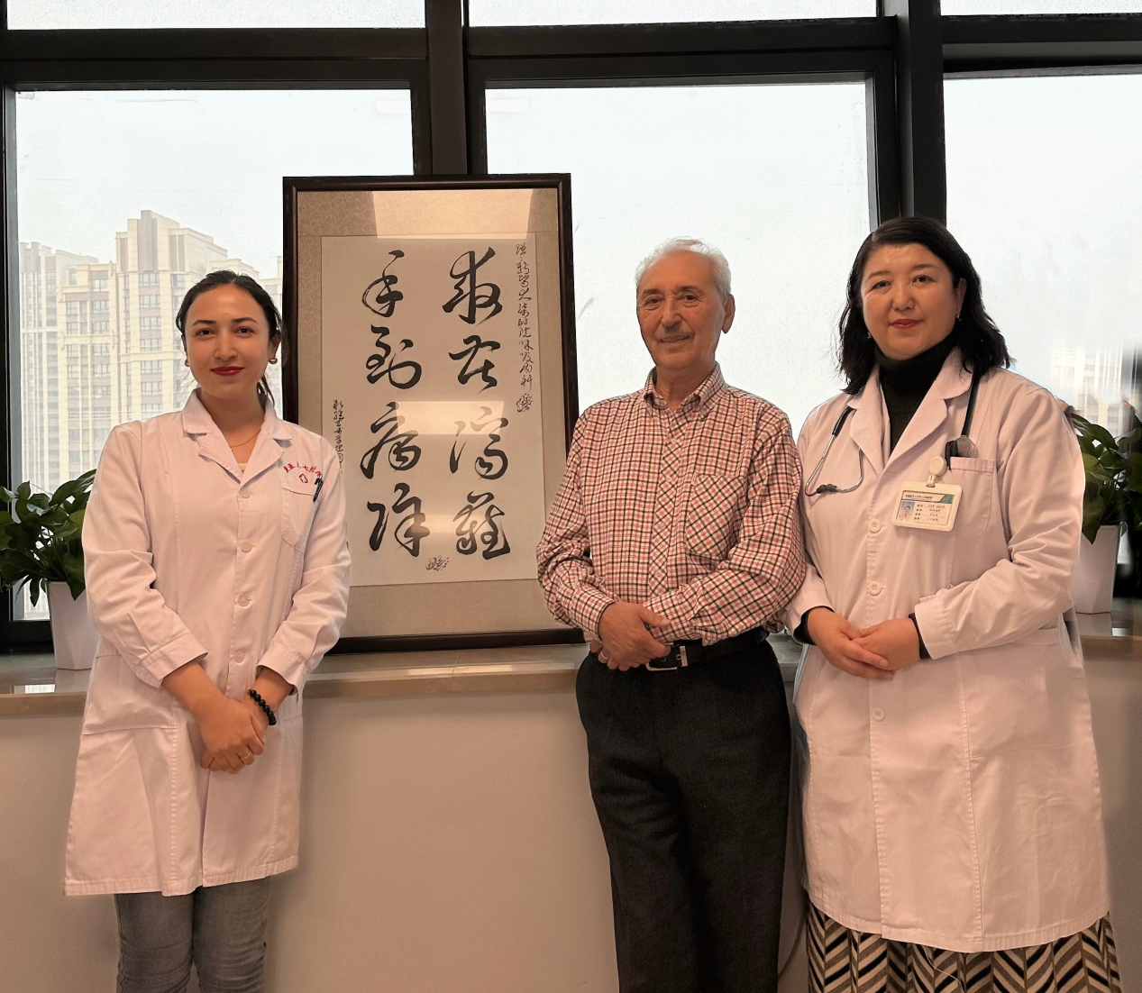 别样的“锦旗”，情暖医者仁心——我院呼吸内科收到老艺术家赠亲笔书法作品表谢意