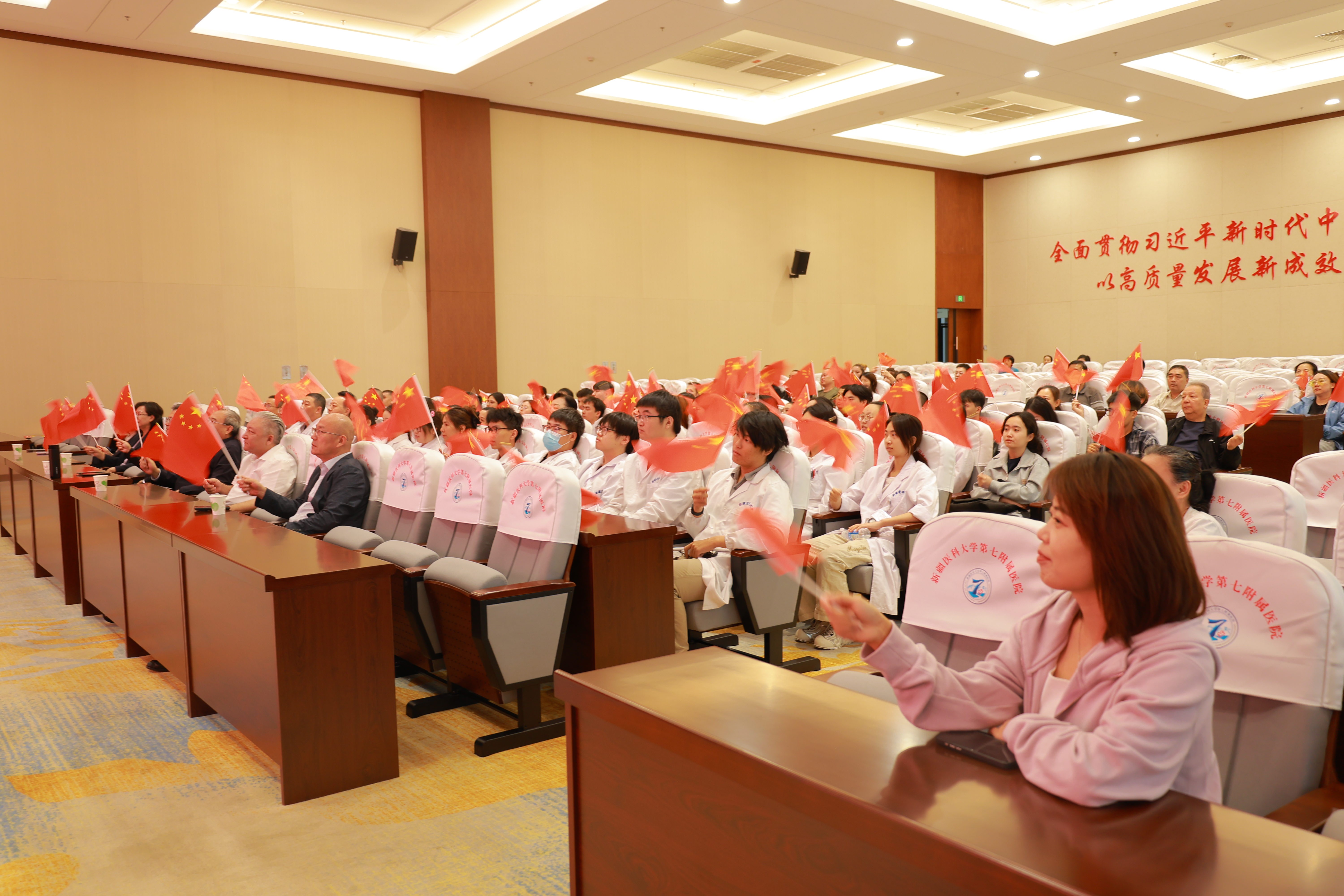 雄师列阵扬国威 白衣天使铸仁心——我院党委组织全院教职工集体观看93阅兵盛况