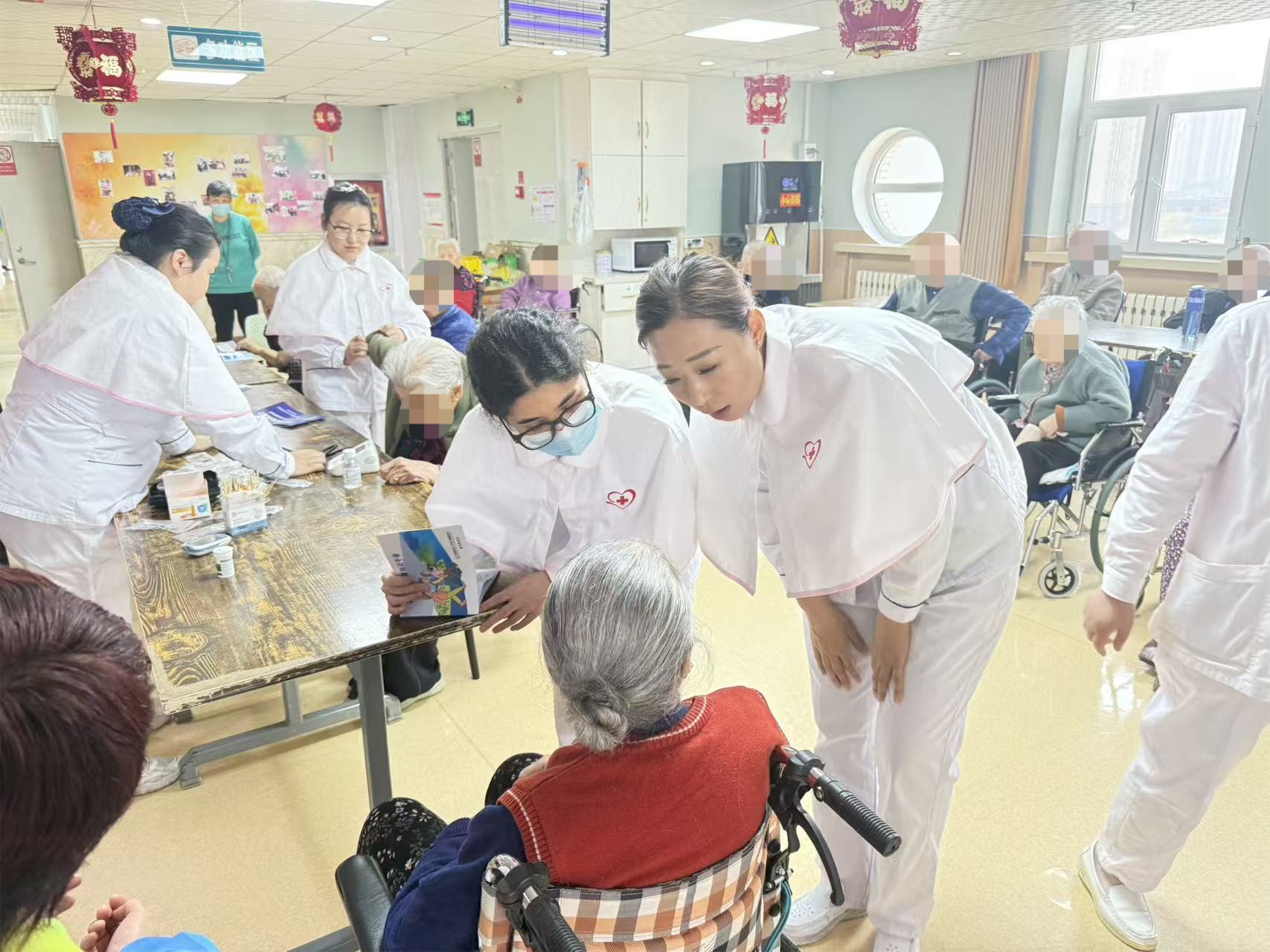 医心暖夕阳!我院老年医学科走进养老院送健康