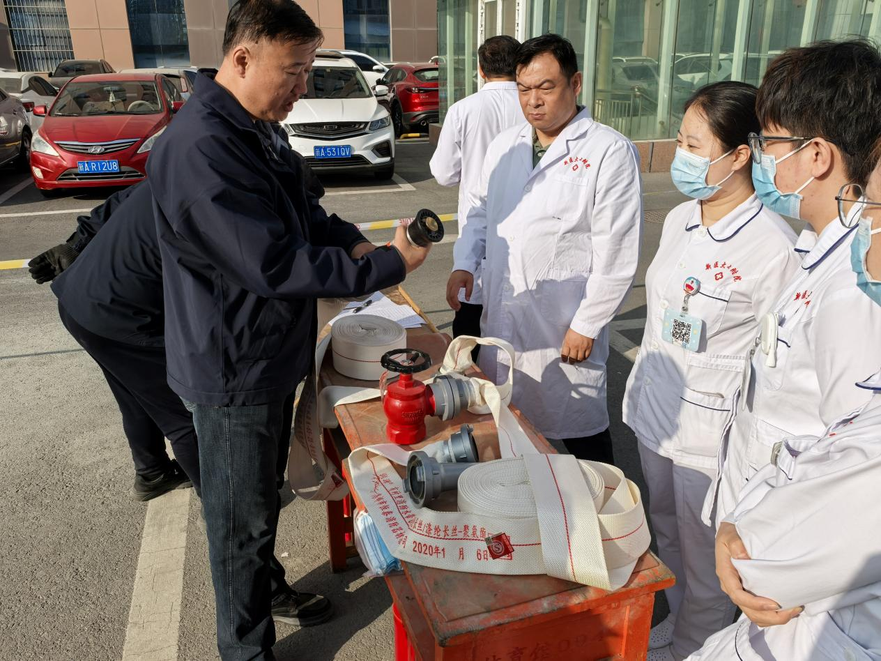 我院保卫科组织全院人员开展“11月消防宣传月”灭火演练 我院保卫科组织全院人员开展“11月消防宣传月”灭火演练