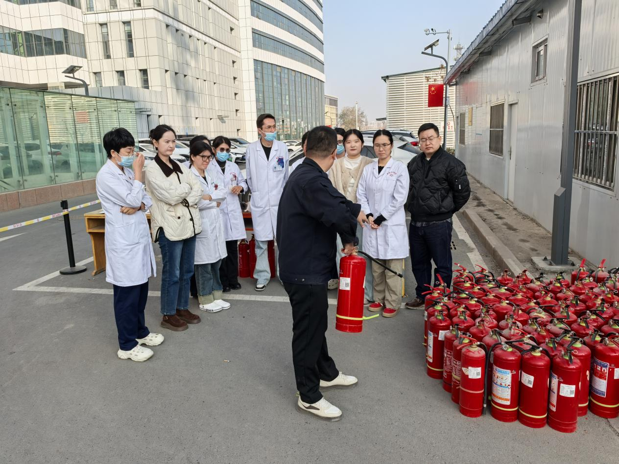 我院保卫科组织全院人员开展“11月消防宣传月”灭火演练