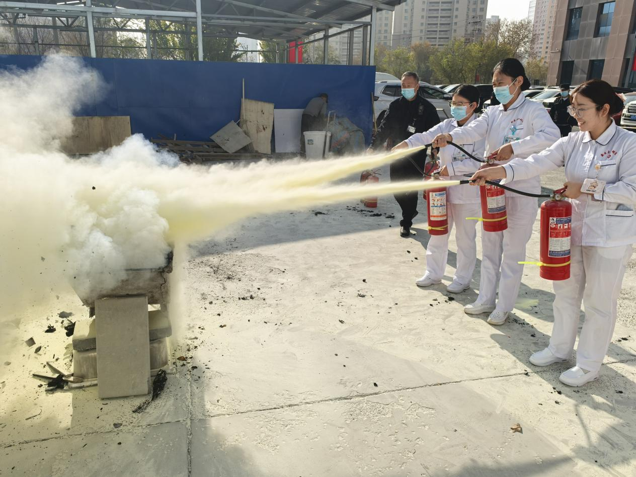 我院保卫科组织全院人员开展“11月消防宣传月”灭火演练 我院保卫科组织全院人员开展“11月消防宣传月”灭火演练